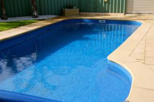 诺曼维尔Lure Bed and Breakfast的庭院里的一个蓝色海水游泳池