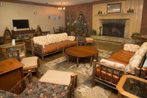 麦迪逊Clifty Inn的客厅里摆放着家具和圣诞树
