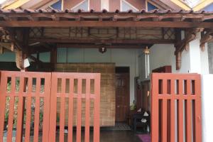 日惹肯巴尔住宿加早餐旅馆的房屋前有两道橙色围栏