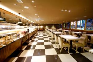 高雄康桥商旅-三多商圈馆的餐厅设有格子地板和桌椅