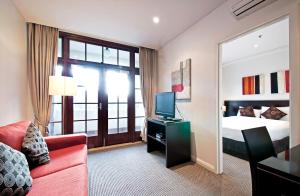 堪培拉堪培拉西部酒店的酒店客房,配有床和电视