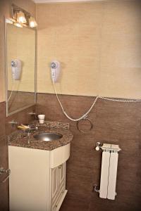 贝纳多图埃托Hotel San Marino的一间带水槽和镜子的浴室