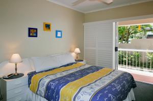 阳光海岸Bright & comfortable in quiet location的一间卧室设有一张床和一个大窗户