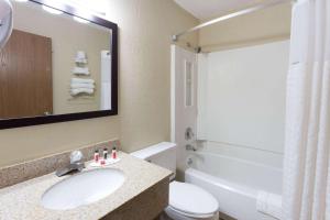 迪比克Super 8 by Wyndham Dubuque的浴室配有盥洗盆、卫生间和浴缸。