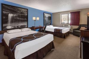 迪比克Super 8 by Wyndham Dubuque的酒店客房设有两张床和电视。