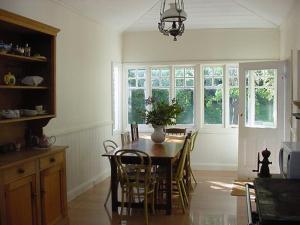 RhyllCaptain Lock's Cottage的厨房里设有1间带桌椅的用餐室