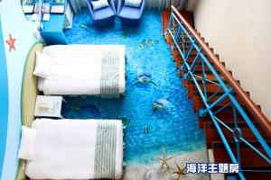 鹅銮鼻垦丁海洋体验乐园 - 统一渡假村的一间房间,地板看起来像水池
