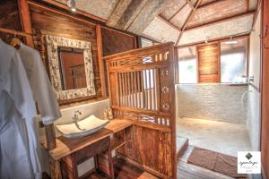 吉利阿尔阿帕拉吉别墅的一间带水槽和淋浴的浴室