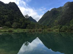 荔波荔波音乐故事国际青年旅舍的山水的反射