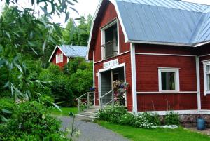 KarjaaVilla Dönsby的一间红色的房子,有金属屋顶
