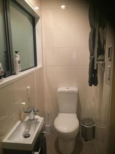 Accommodation in Frimley的一间浴室
