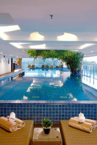 泗水阿拉纳酒店内部或周边的泳池