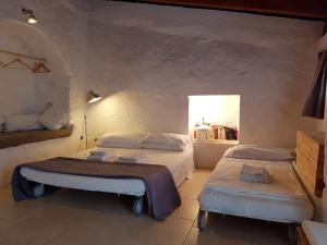 马丁纳弗兰卡Parco della Vigna的一间卧室,配有两张床