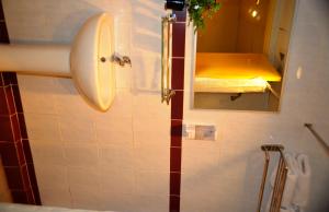 吉隆坡嘉利堡酒店的一间带水槽和镜子的浴室