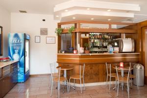 圣马力诺克罗赛斯酒店的餐厅内的酒吧,配有冰箱和凳子