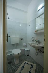 伊奥斯乔拉日升酒店的白色的浴室设有卫生间和水槽。