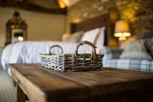 斯托昂泽沃尔德门廊之家宾馆的卧室桌子上的柳条篮子
