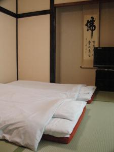 草津清重馆酒店的一张床上的白色床单