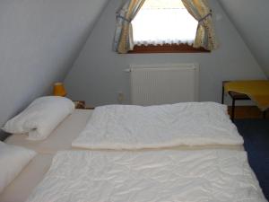 PresenPRHS08001-FeHaus-Diekkroon的卧室配有白色的床和窗户