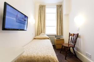伦敦杰斯蒙德酒店的配有一张床和一台平面电视的酒店客房