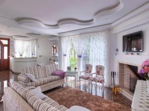 卡内拉卡内拉普萨达德芬芳旅馆的客厅设有两张沙发和一个壁炉