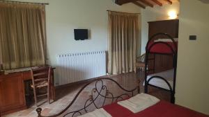 佩鲁贾L'Antico Casale的卧室配有一张床,墙上配有电视。