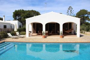 卡拉莫若尔Casa con jardín y piscina - MORELL ONZE的一座带游泳池和房子的别墅