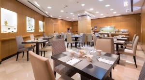 巴塞罗那欧洲之星丰碑酒店的一间在房间内配有桌椅的餐厅