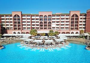 马拉喀什萨伏伊大酒店的酒店设有带椅子和遮阳伞的大型游泳池