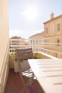 戛纳艾斯佩兰托酒店的木凳坐在大楼的阳台上