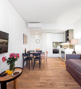 里斯本里斯本服务式公寓的客厅以及带桌椅的厨房。