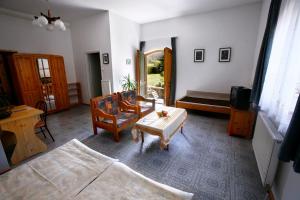布达凯希科兹畔兹奥酒店的客厅配有床和桌椅