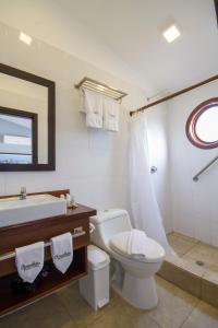 比亚米尔港Hotel Volcano的浴室配有卫生间、盥洗盆和浴缸。