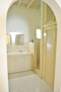 Marisule Estate世界顶部公寓的带淋浴、盥洗盆和镜子的浴室