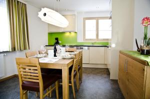 伊施格尔Apart Ingrid的厨房里设有1间带桌椅的用餐室