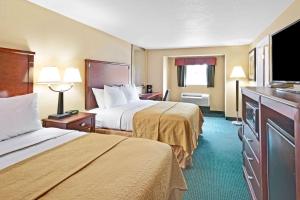 基特里基特里华美达酒店的酒店客房设有两张床和一台平面电视。