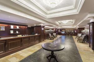 Ramada Hotel & Suites by Wyndham Bucharest North大厅或接待区