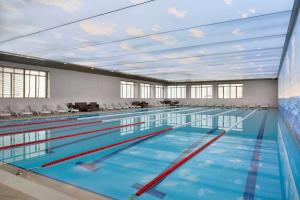 巴库Ramada by Wyndham Baku的大型室内游泳池,拥有大型天花板