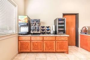 大学城大学城华美达酒店的厨房配有带2台咖啡机的柜台