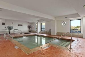 塔尔萨华美塔尔萨酒店的大型客房,位于大楼中央,设有游泳池