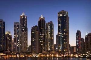 迪拜Ramada by Wyndham Downtown Dubai的享有大城市的夜间景色,拥有高大的建筑