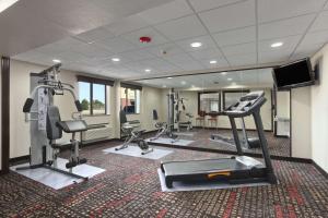 华美塔尔萨酒店的健身中心和/或健身设施