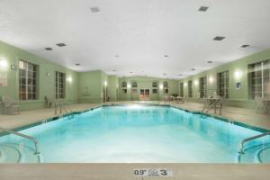 威廉姆斯威廉姆斯华美达酒店的大楼内的大型室内游泳池