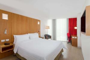 拉美达安可圣伊西德罗酒店客房内的一张或多张床位