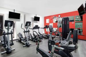 圣路易斯波托西圣路易斯波托西安可华美达酒店的健身房设有数台跑步机和有氧运动器材