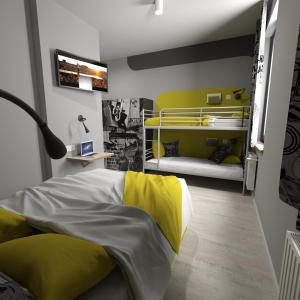 波兹南波兹南拉古塔拉旅馆的一间卧室配有一张黄色和白色的床