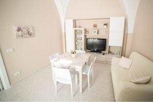 莫托拉La dimora di Maria的白色的客厅配有白色的桌子和椅子