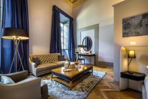 佛罗伦萨帕拉索雷蒂夫德波卡住宅酒店的客厅配有沙发和桌子