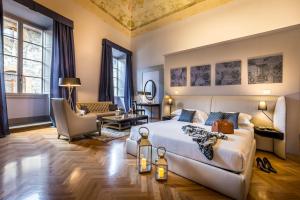 佛罗伦萨帕拉索雷蒂夫德波卡住宅酒店的一间带大床的卧室和一间客厅