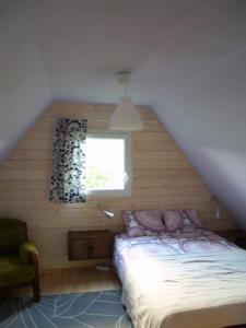 KątnoDomek nad jeziorem Kątno Mazury的一间小卧室,配有床和窗户